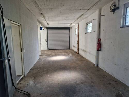 Werkstatt mit Rolltor im EG - 6 Zimmer Einfamilienhaus in Braunschweig