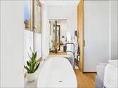 Badewanne mit Schiebetüre zum Wohnbereich - 
