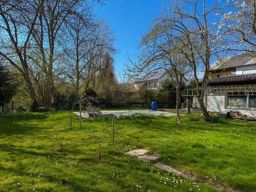 Garten - *** leerstehend *** Zweifamilienhaus mit großflächigem Garten & Garage *** unterkellert ***