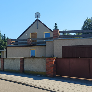 Giebelansicht mit Garage - 
