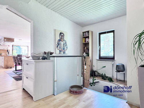 Wohnzimmer/Treppen zum Untergeschoss - 