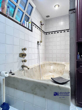 Badezimmer mit Wanne - 