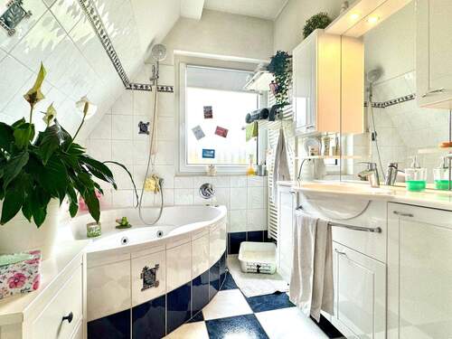 Bad OG mit Eckbadewanne - 