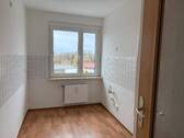 Küche mit Fenster + Fliesenspiegel - 2 Zimmer Etagenwohnung in Lichtentanne