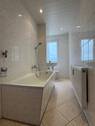 Badezimmer mit Fenster/Wanne/WM-Anschluss - Etagenwohnung mit 48,90 m&sup2; in Lichtentanne zur Miete