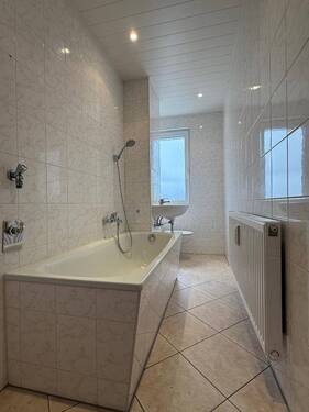 Badezimmer mit Fenster/Wanne/WM-Anschluss - Etagenwohnung mit 48,90 m&sup2; in Lichtentanne zur Miete