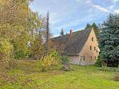 Hausansicht 1 - Idyllisches Grundstück mit eigenem Quellteich, Baumbestand und stark sanierungsbedürftigem Wohnhaus sowie großer Sche...
