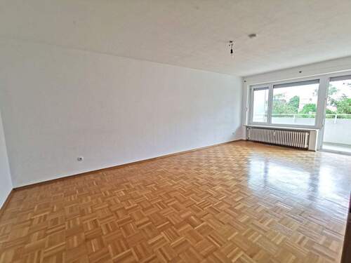 Geräumiges Wohnzimmer - 3 Zimmer Etagenwohnung in Olching