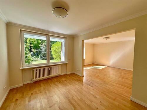Wohnzimmer mit Zugang auf die Terrasse - 2 Zimmer Etagenwohnung zur Miete in Hamburg