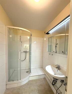 Bad mit Dusche u. WM-Anschluss - 