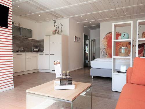 Blick Zimmer / Küche von der Couch - Großartige Ferienwohnung mit Südterrasse in zentraler Lage Büsums