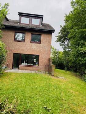 Bild 1 - Bad Bramstedt Grosses Endreihenhaus 150 qm WFL 6 Zi. 2 Bäder, GWC, EBK, Keller, Grd 505 qm