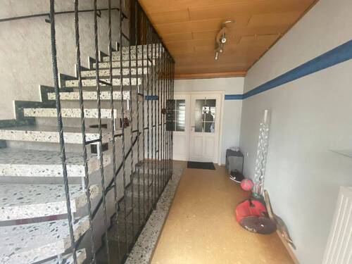 Treppenhaus und Zugang Wohnung OG - 