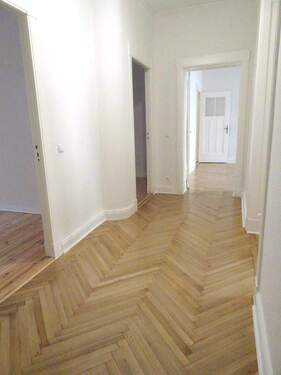 Einladender Eingangsflur mit überarbeiteten Boden - 