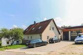 Außenansicht - Zweifamilienhaus mit Einliegerwohnung, Gewerbehalle, Garagen, Werkstatt und Garten in ruhiger Lage