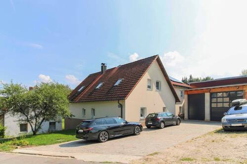 Außenansicht - Zweifamilienhaus mit Einliegerwohnung, Gewerbehalle, Garagen, Werkstatt und Garten in ruhiger Lage