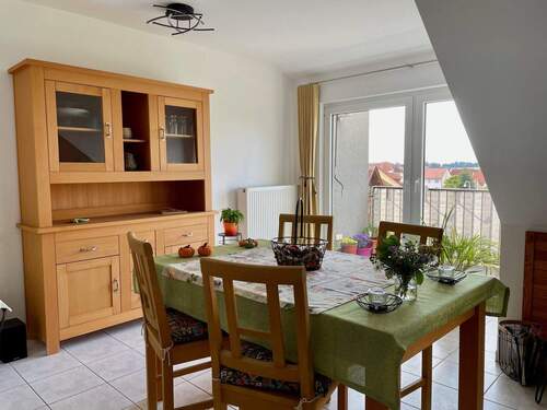 Wohn-/Esszimmer - Gepflegte 3-Zimmer-Wohnung mit Balkon und Garage - in schönem 6-Familienhaus in Reichelsheim