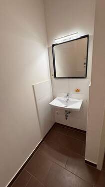 Kleines Badezimmer mit Spiegel - 