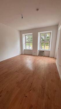 Helles Wohnzimmer mit Parkett - 4 Zimmer Etagenwohnung zur Miete in Oldenburg