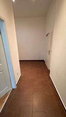 Flur mit braunen Fliesen - 4 Zimmer Etagenwohnung in Oldenburg