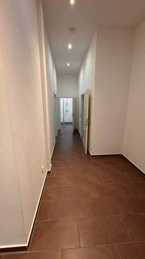 Langer Flur mit Türen - 