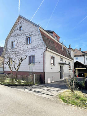 Aussenansicht - Ihr neues Zuhause erwartet Sie - Zweifamilienhaus mit viel Platz und Gestaltungsspielraum!