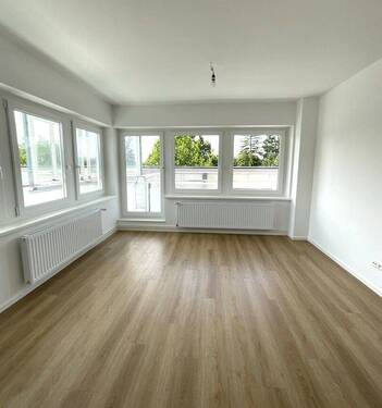 Wohnzimmer - Sanierte Singlewohnung mit Balkon, direkt am Eidelstedter Platz!