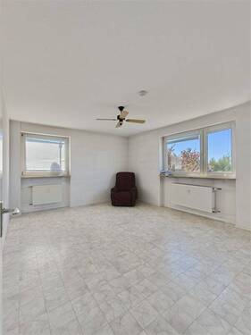 Wohnzimmer - Bezugsfreie 2-Zimmer-Wohnung mit EBK und Aufzug, tageslicht Bad