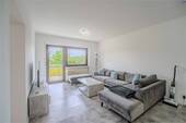 Wohnzimmer-a - Bezugsfreie 4-Zimmer-Wohnung mit Balkon, hochwertige EBK in gepflegter Liegenschaft