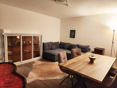 Der Esstisch im Wohnzimmer - 2 Zimmer Etagenwohnung in München