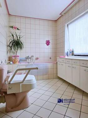Badezimmer mit Dusche und Wanne - 