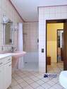 Badezimmer mit Dusche und Wanne - 