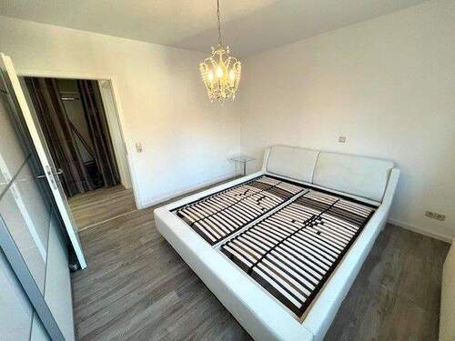 Großes, helles Schlafzimmer - 