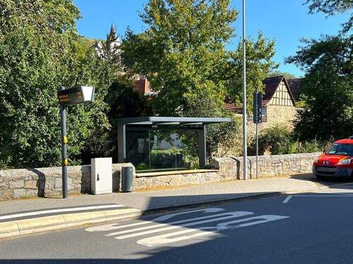 Bushaltestelle gegenüber - 