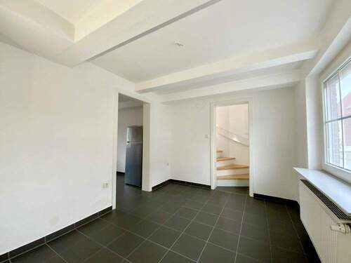 Esszimmer mit Zugang zur Küche und Treppe im DG - 