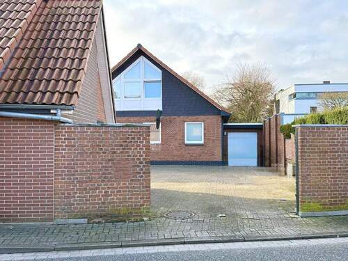 Hofeinfahrt - Einfamilienhaus zum Kaufen in Jever