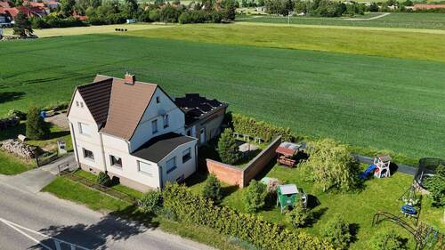Drohnenbild - Modernisiertes Haus in ruhiger Lage (Hinweis der Energieausweis wurde vor der Modernisierung erstellt)