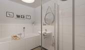Modern gefliestes Badezimmer mit bodengleicher Dus - 