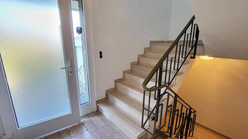Treppenhaus mit Haustür - 