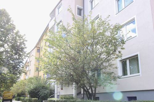 Hausansicht - 3 Zimmer Etagenwohnung zum Kaufen in München