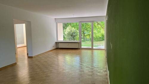 Wohnzimmer nach Süden - Ruhige 4-Zimmer-Erdgeschosswohnung mit 2 Garagen in Frankfurt-Sossenheim