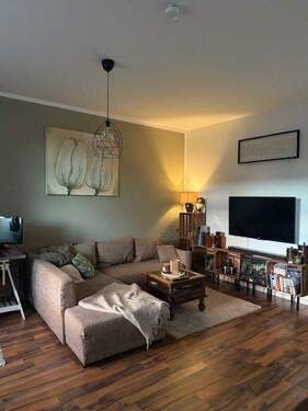 Gemütliches Wohnzimmer - Moderne 2-Zimmer-Wohnung in Oldenburg mit Balkon