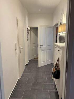Moderner Flur mit Dekor - 2 Zimmer Etagenwohnung zur Miete in Oldenburg