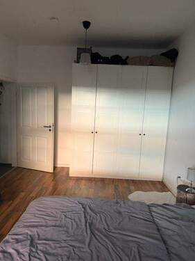 Schlafzimmer mit Kleiderschrank - 