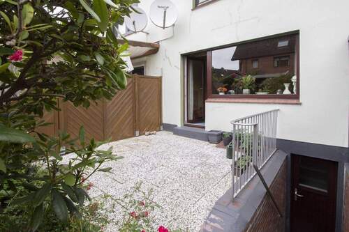 Terrasse und Kellerzugang - 