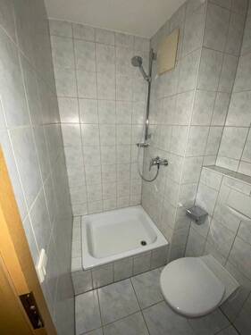 Kleines Badezimmer mit Dusche - 