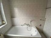 Helles Badezimmer mit Badewanne - 