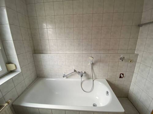 Helles Badezimmer mit Badewanne - 
