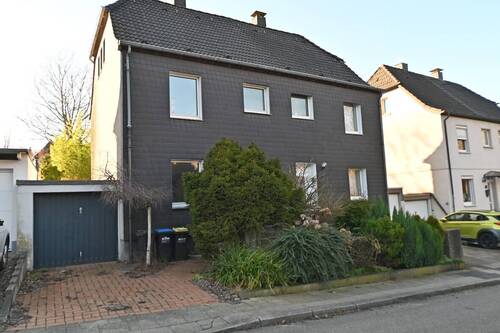 Außenansicht - Mach mich wieder schön :) Sanierungsbedürftige DHH mit Garten & Garage in Frillendorf