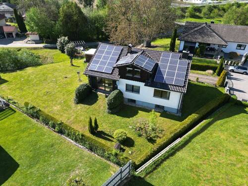 Luftansicht - Freistehendes Einfamilienhaus mit großem Gartenparadies